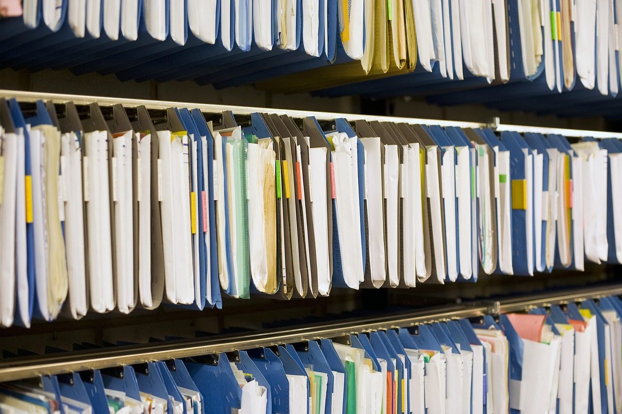 archiefmappen in een kast